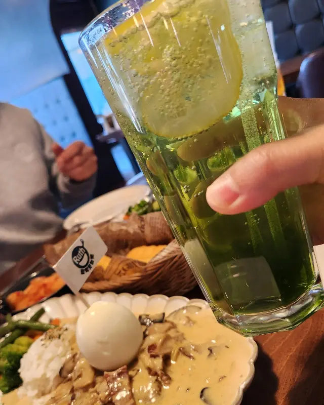 상큼한 복숭아 블랙티 에이드