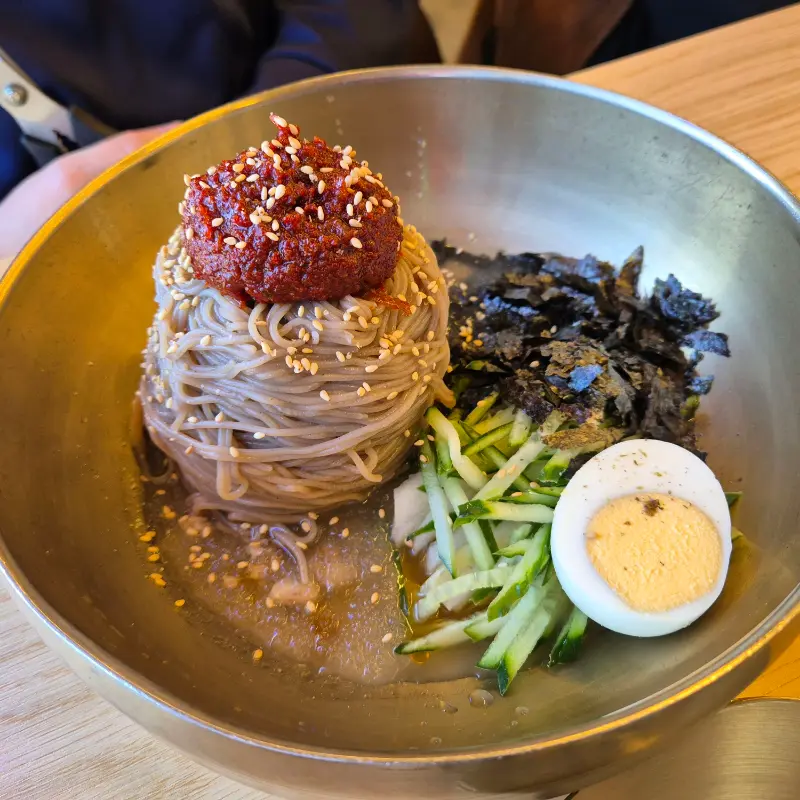 비빔 막국수 위에 올려진 깨소금
