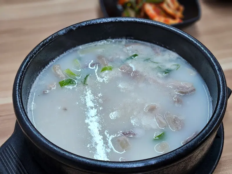 뽀얀 국물이 매력적인 돼지국밥