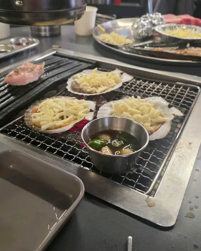 숯불 위에서 익어가는 치즈 가리비