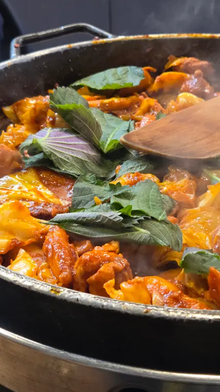 닭갈비에 깻잎이 올려진 모습