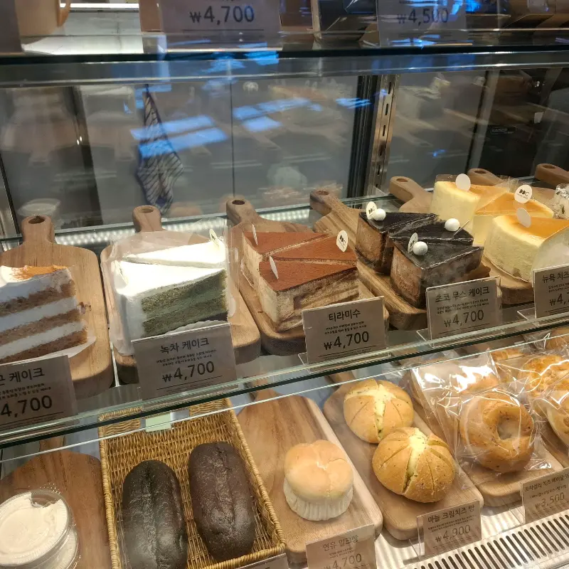 다양한 종류의 케이크와 빵