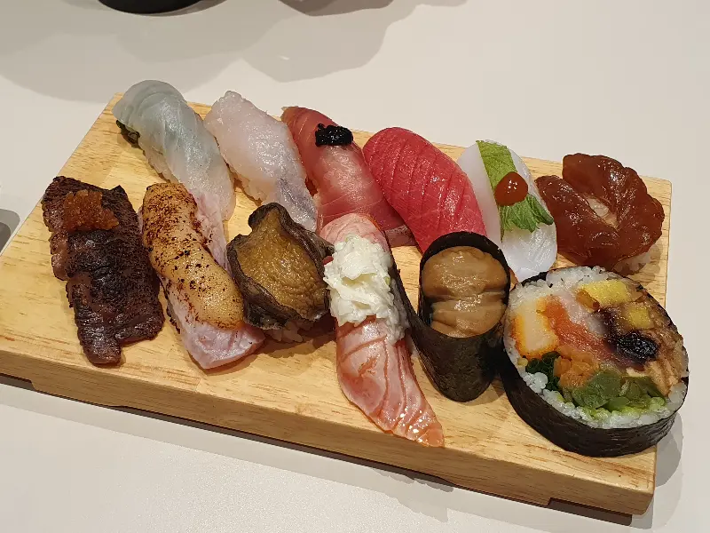 다양한 종류의 초밥이 보기 좋게 담겨 나온 코끼리B세트