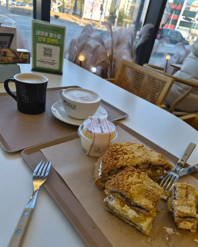 테이블 위에 놓인 빵과 음료