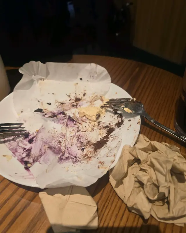 다 먹은 디저트 접시