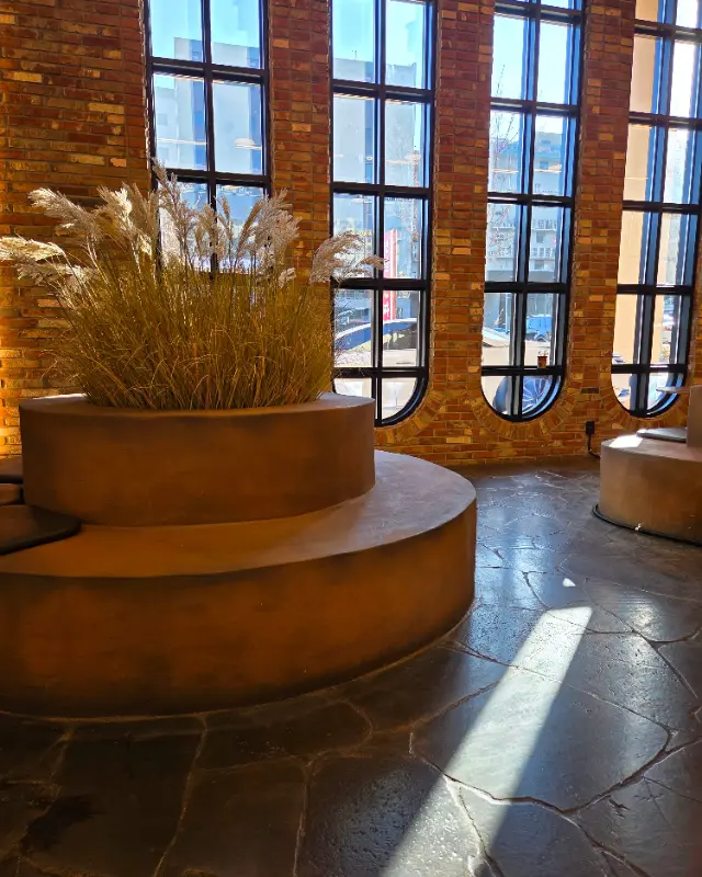 높은 창문으로 들어오는 햇살