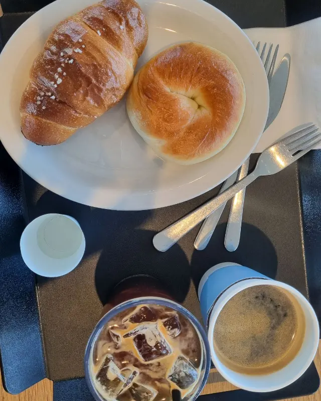 쟁반 위에 놓인 크루아상, 베이글, 커피