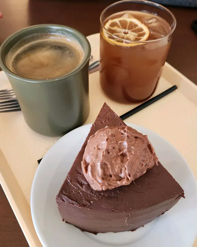 카페라떼와 초코 가나슈 케이크