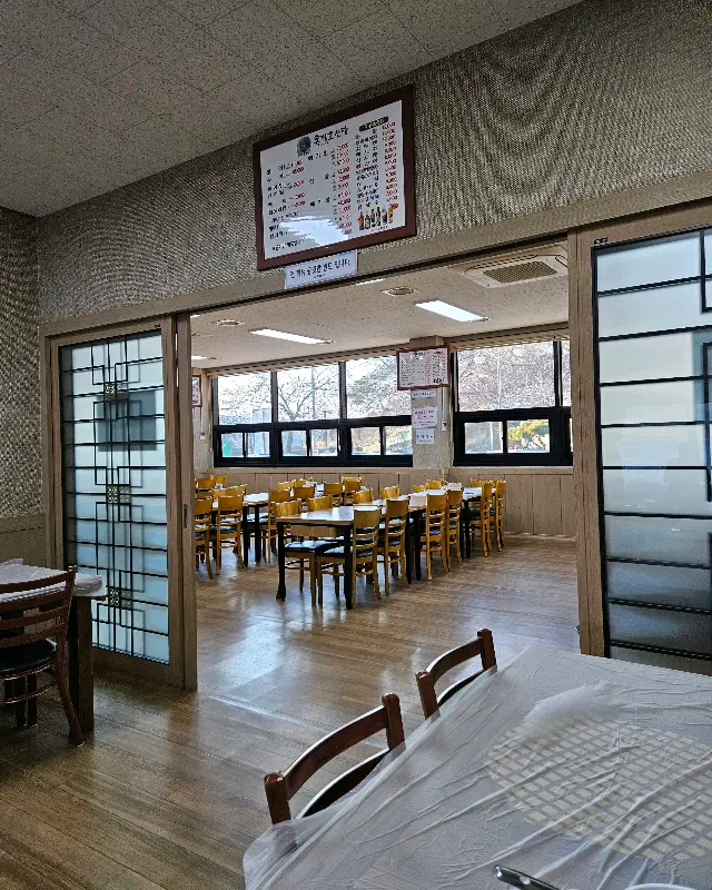 넓은 식당 내부