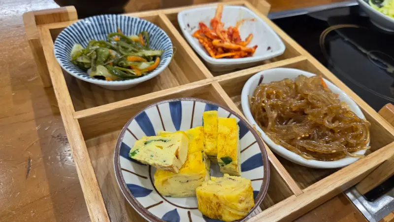 정갈한 나무 틀에 담긴 반찬