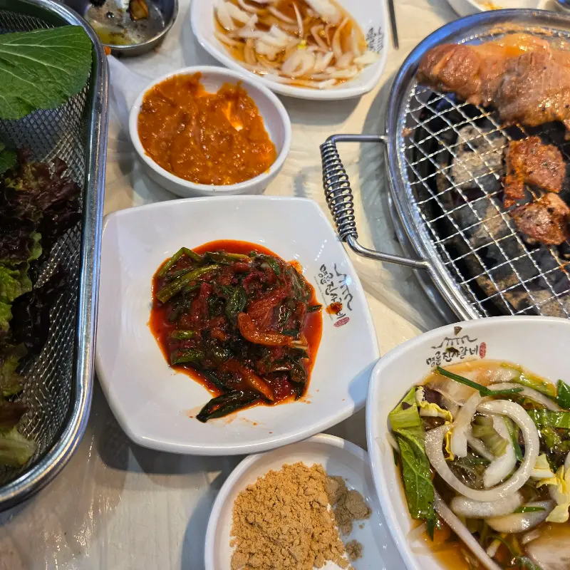 다채로운 기본 찬들이 테이블 위에 놓여 있는 모습