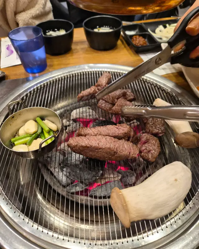 숯불 위에 구워지는 한우