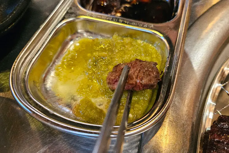 숯불 위에 구워지는 고기