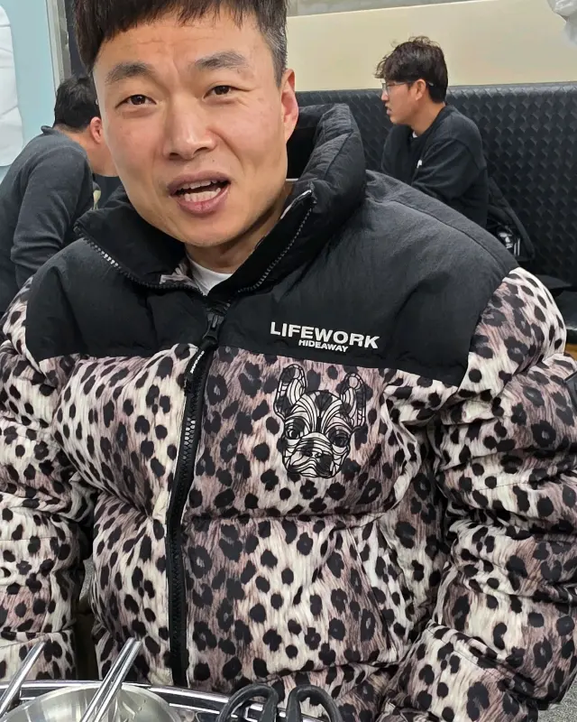 환한 미소를 짓고 있는 사장님의 모습