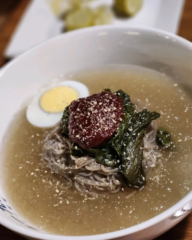 시원하고 깔끔한 비빔 메밀국수