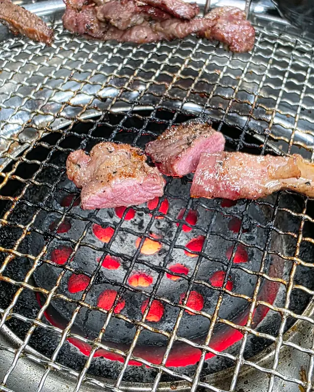 연탄불 위에서 구워지고 있는 고기의 모습