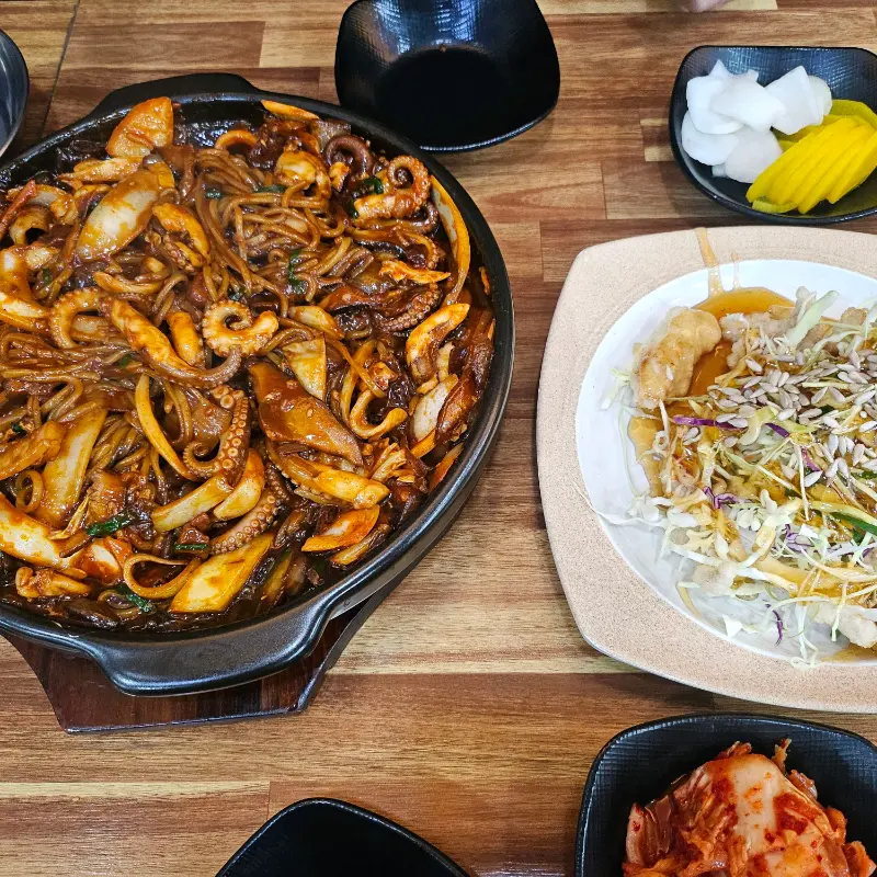 쭈꾸미 쟁반짜장의 클로즈업 샷