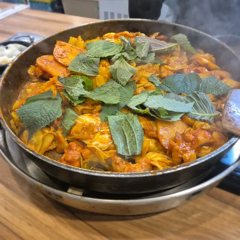 깻잎이 듬뿍 올려진 닭갈비