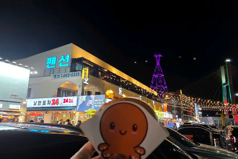 하멜등대를 배경으로 한 돌문어빵