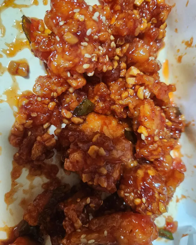 윤기가 흐르는 매콤한 닭강정