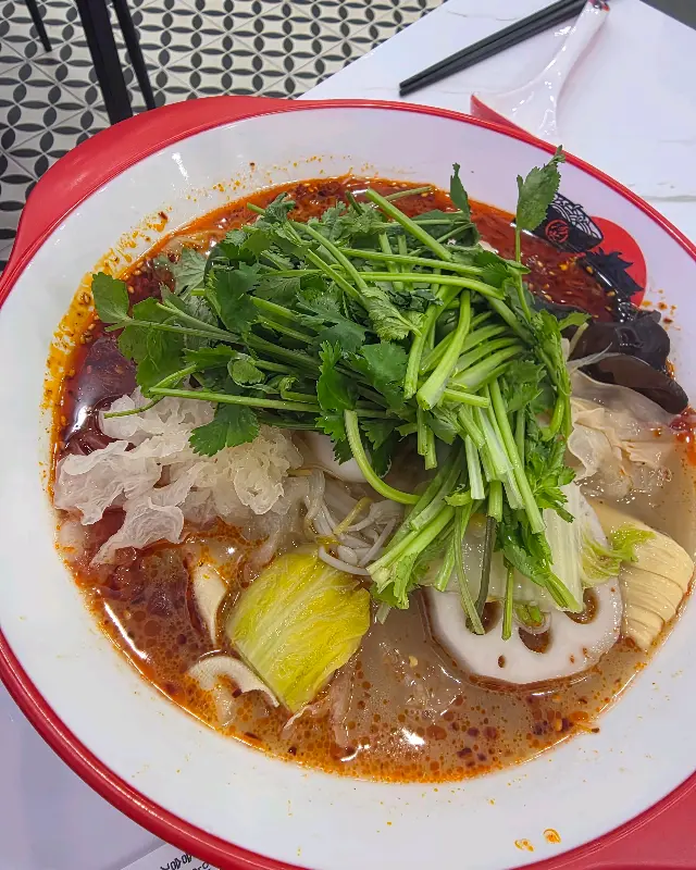 고수가 듬뿍 올려진 마라탕의 모습