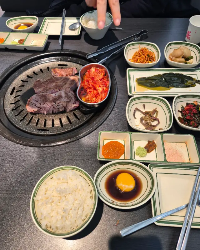 맛있는 음식을 즐기는 모습