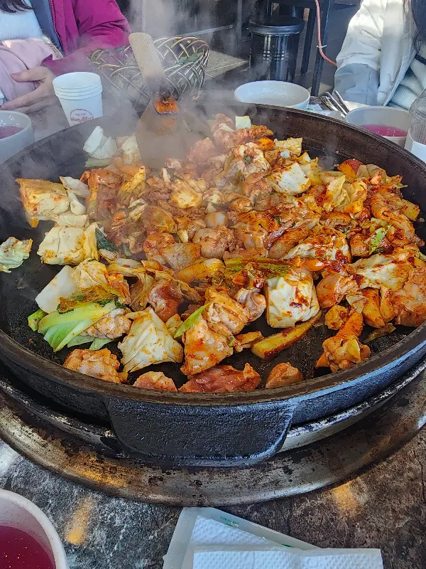 닭갈비와 함께 푸짐하게 차려진 상차림