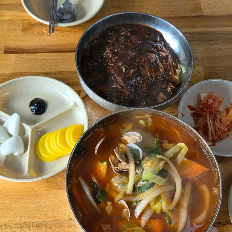 테이블 위에 놓인 짜장과 짬뽕