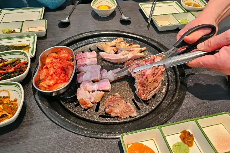 고기를 자르는 섬세한 손길