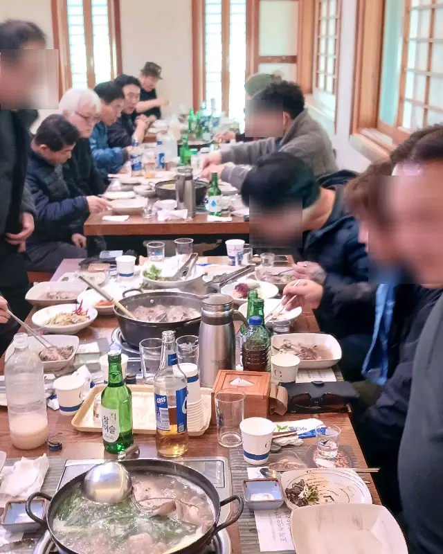 넓은 홀에서 식사하는 손님들