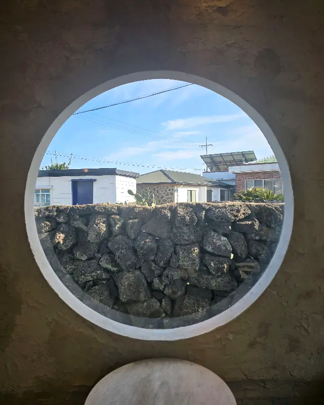 카페 창문으로 보이는 바깥 풍경