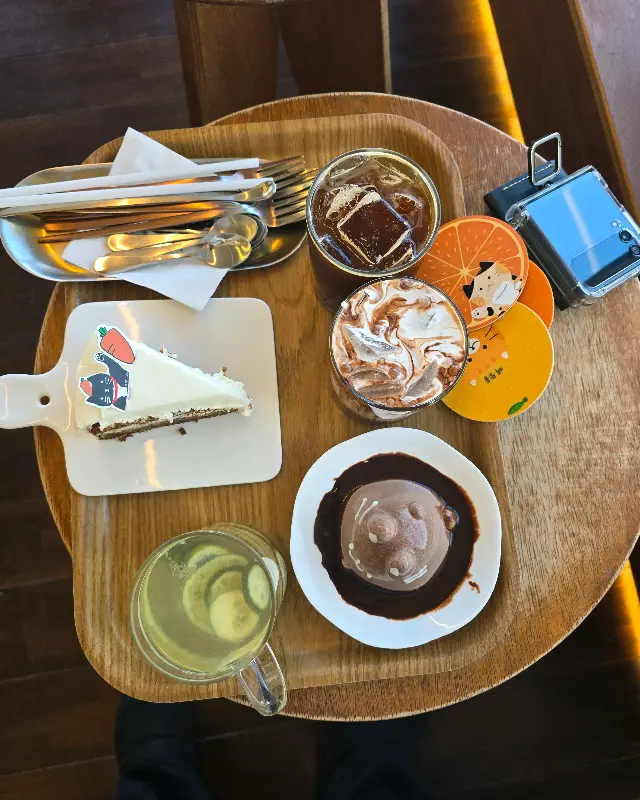 고양이 장식이 올라간 케이크