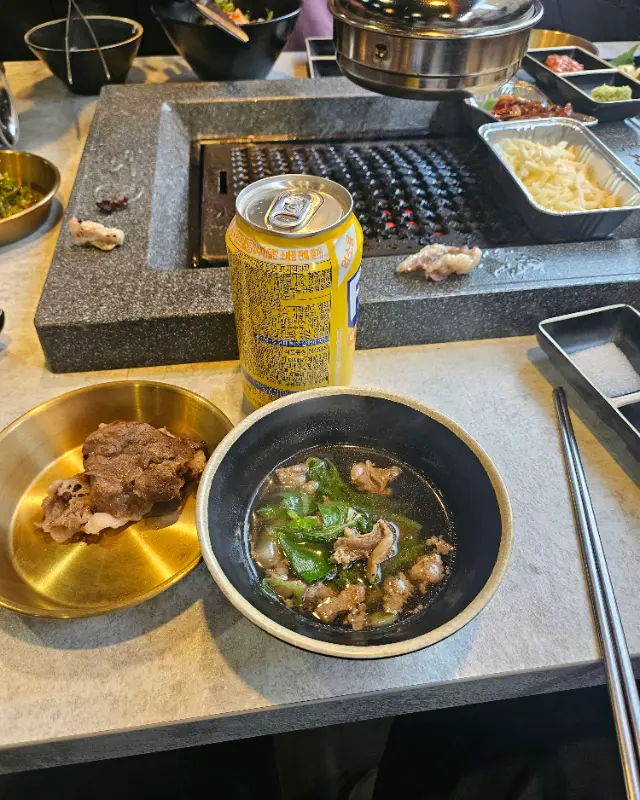 숯불 위에서 맛있게 구워지는 소고기