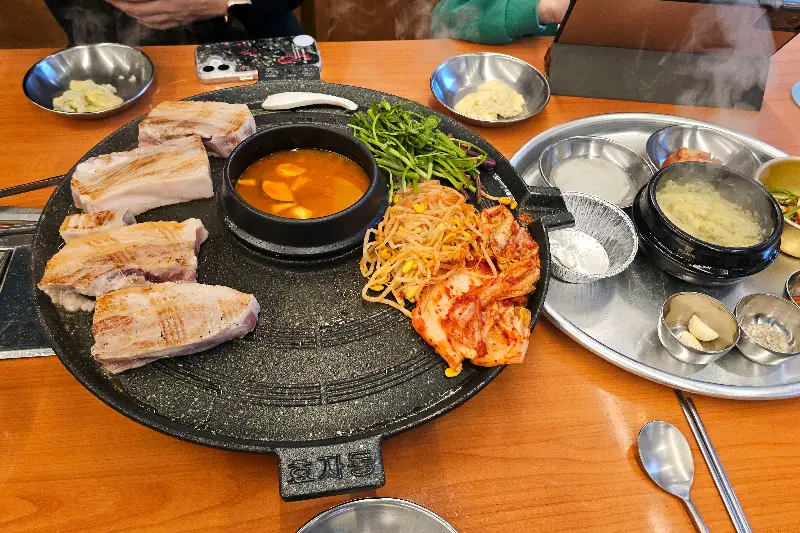 노릇하게 익어가는 삼겹살의 모습