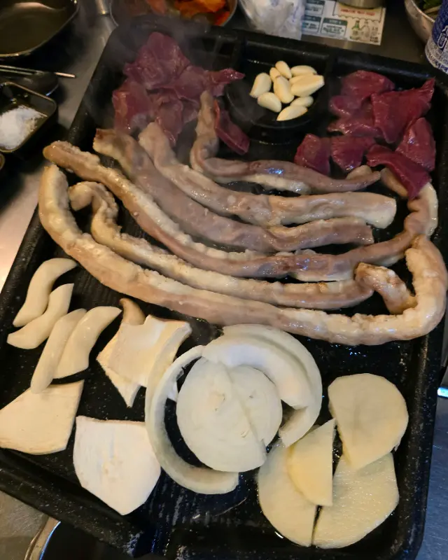 불판 가득 채운 모듬 곱창의 향연