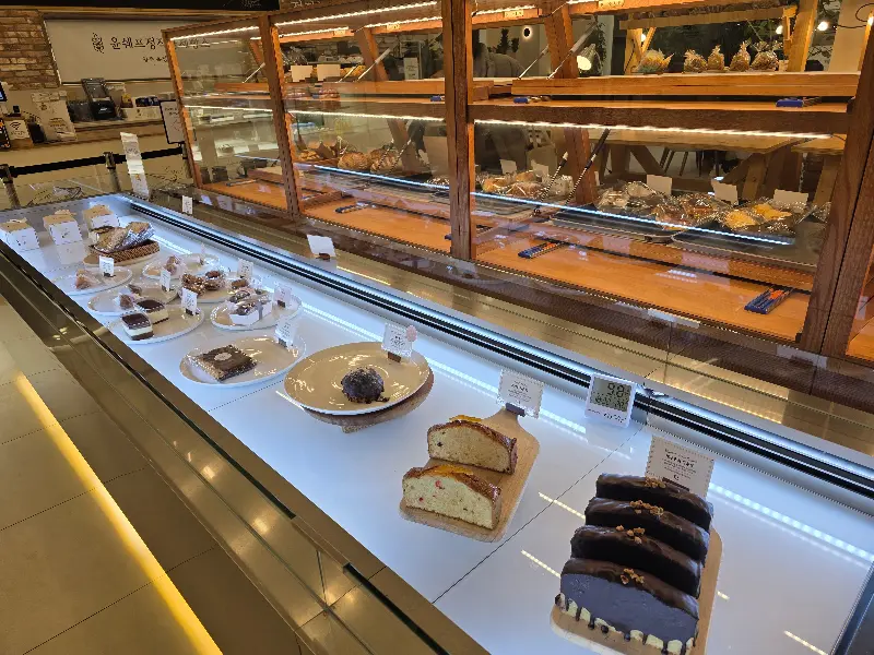 다양한 빵과 케이크가 진열된 쇼케이스