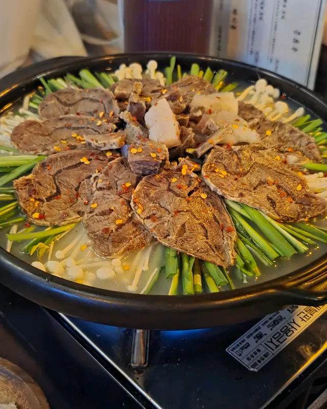 스지 아롱사태 전골을 끓이는 모습