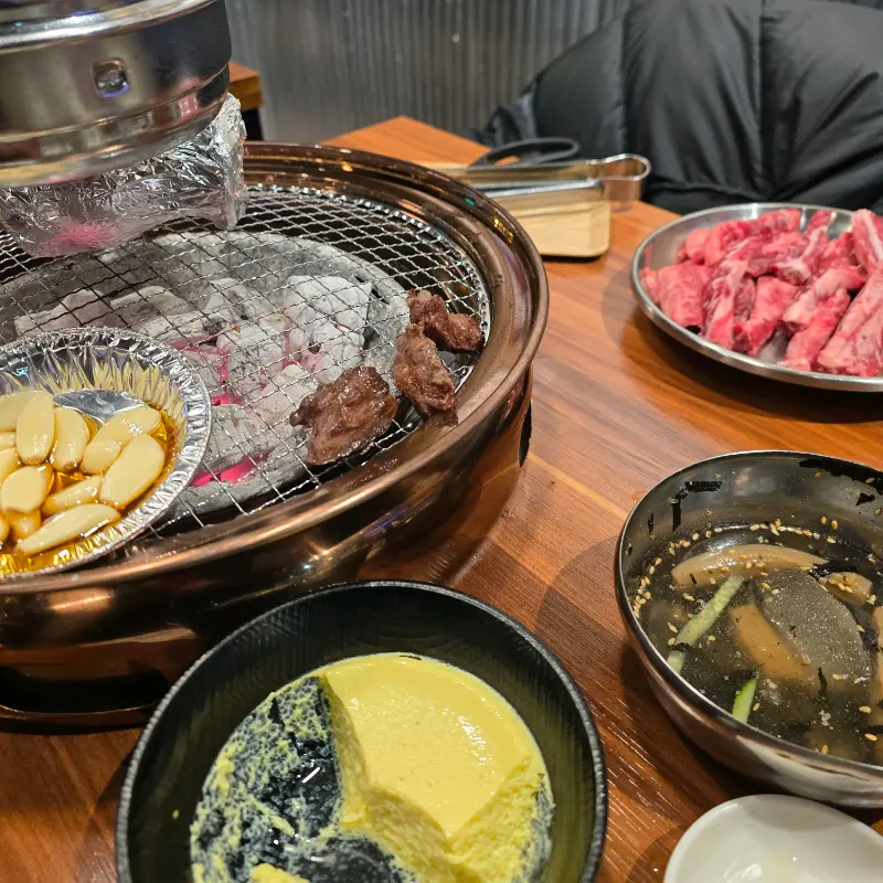 숯불 위에서 맛있게 익어가는 고기들