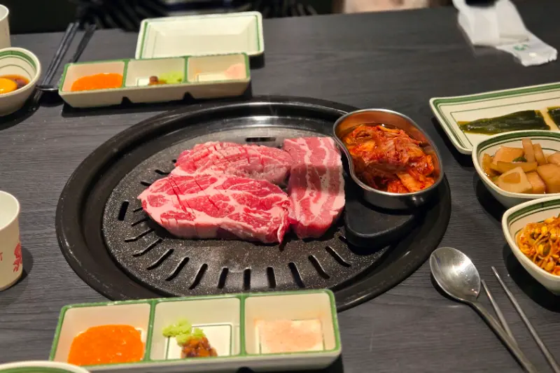 테이블 가득 차려진 맛있는 음식들