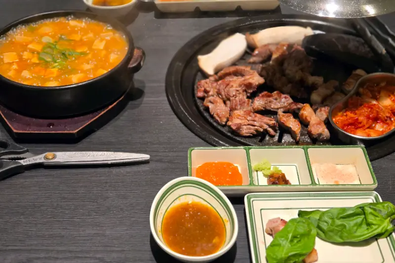 고기와 찌개, 다양한 곁들임 메뉴