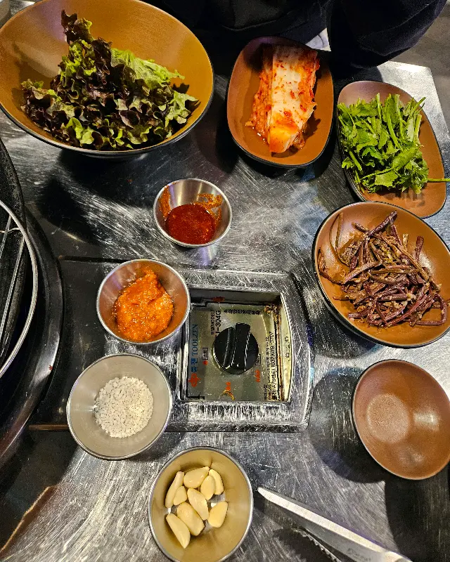 고품집의 다채로운 곁들임 반찬