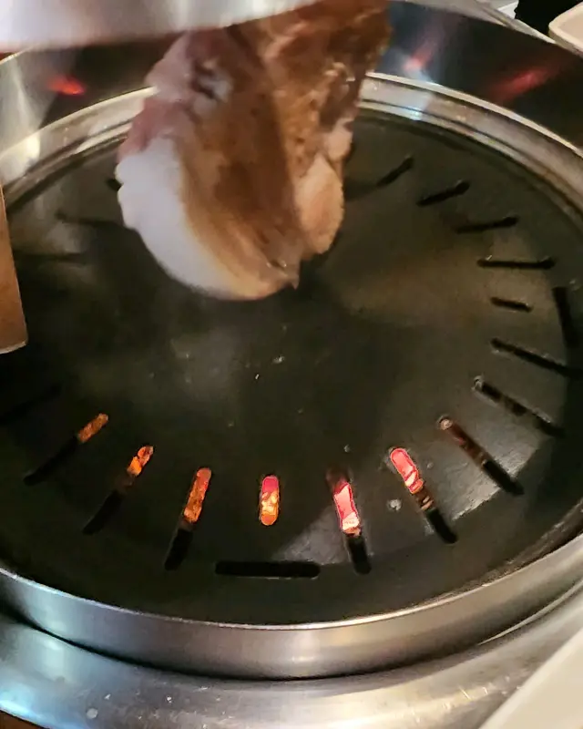 불판 위의 삼겹살