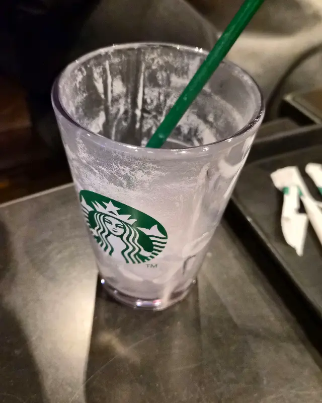 깨끗하게 비워진 유리잔