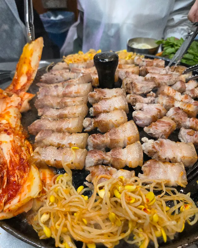 미나리와 함께 구워지는 삼겹살