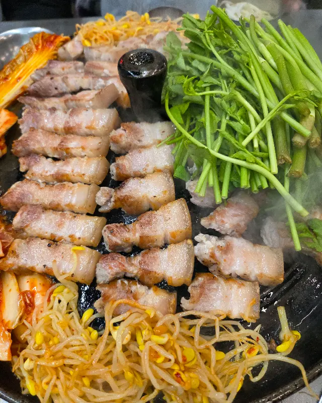 솥뚜껑 위에 구워지는 삼겹살