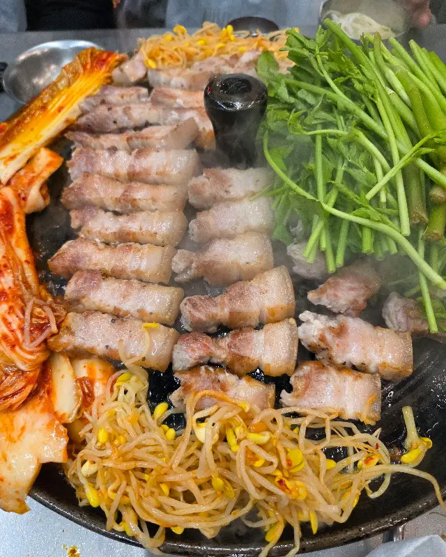 푸짐한 삼겹살 한 상