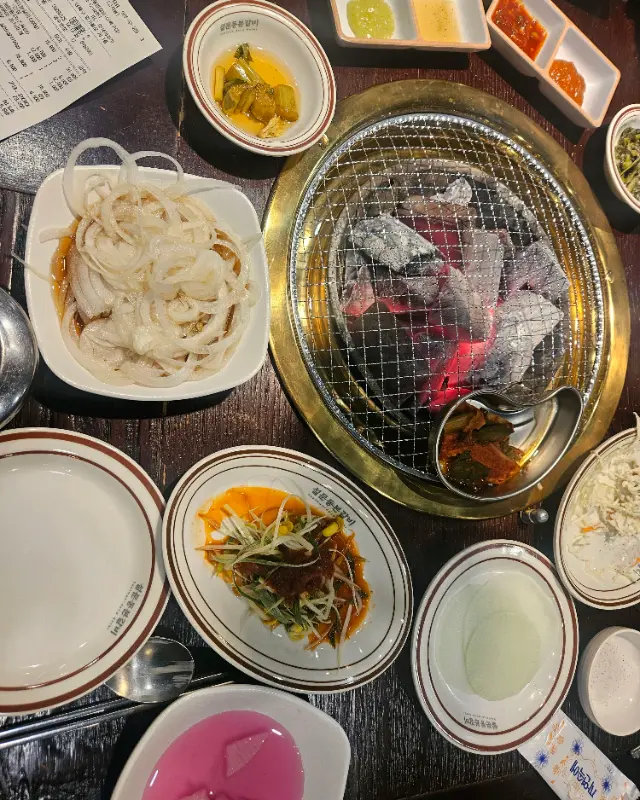 다양한 곁들임 반찬들이 정갈하게 담겨 있는 모습