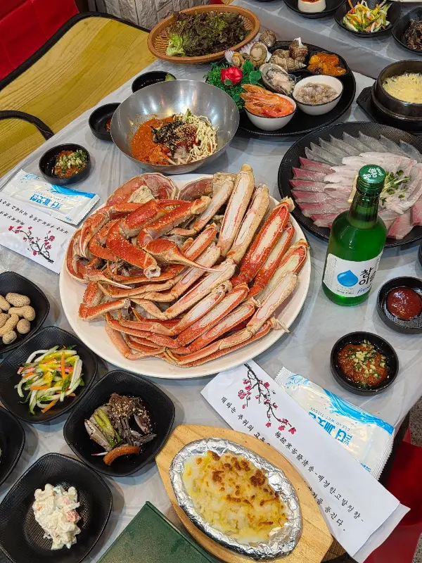 대게와 다양한 해산물 요리들이 가득한 테이블