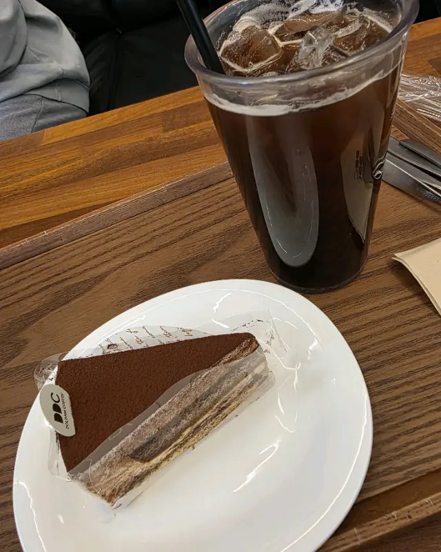 돌담 슈페너 라떼와 뉴욕 치즈 케이크