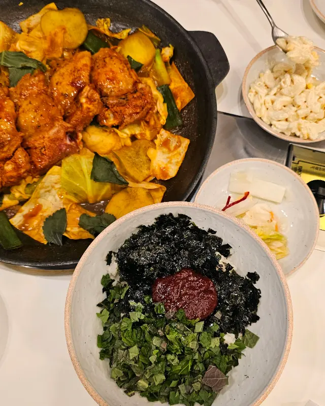 뼈 닭갈비와 밑반찬